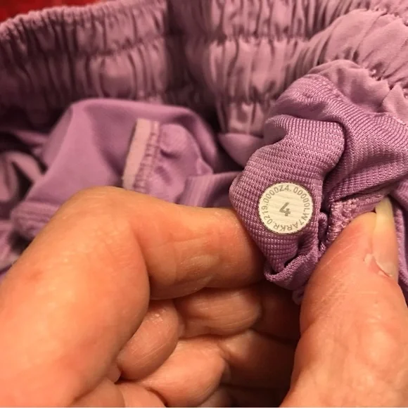 Lululemon Hotty Hot Short II *2.5" - Picture 2 of 5